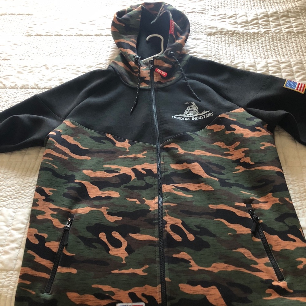 Freedom industries XL V2tech zip up
